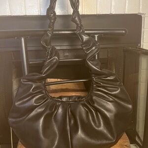 Super cute black shoulder bag 🖤
Ruching detailing